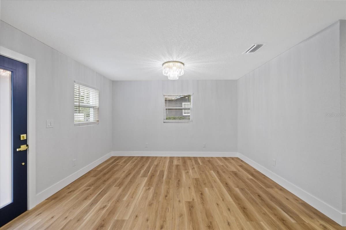 3621 COMANCHE AVENUE — photo 4 of 43
