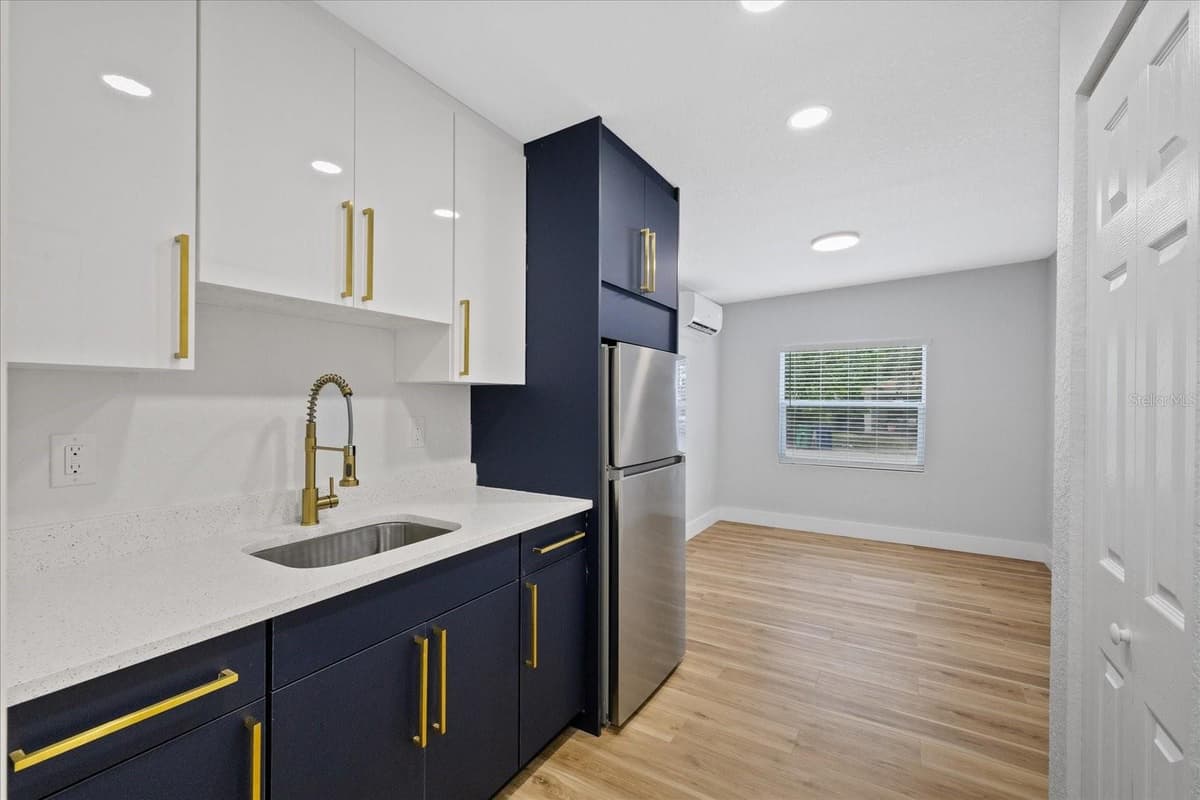 3621 COMANCHE AVENUE — photo 16 of 43