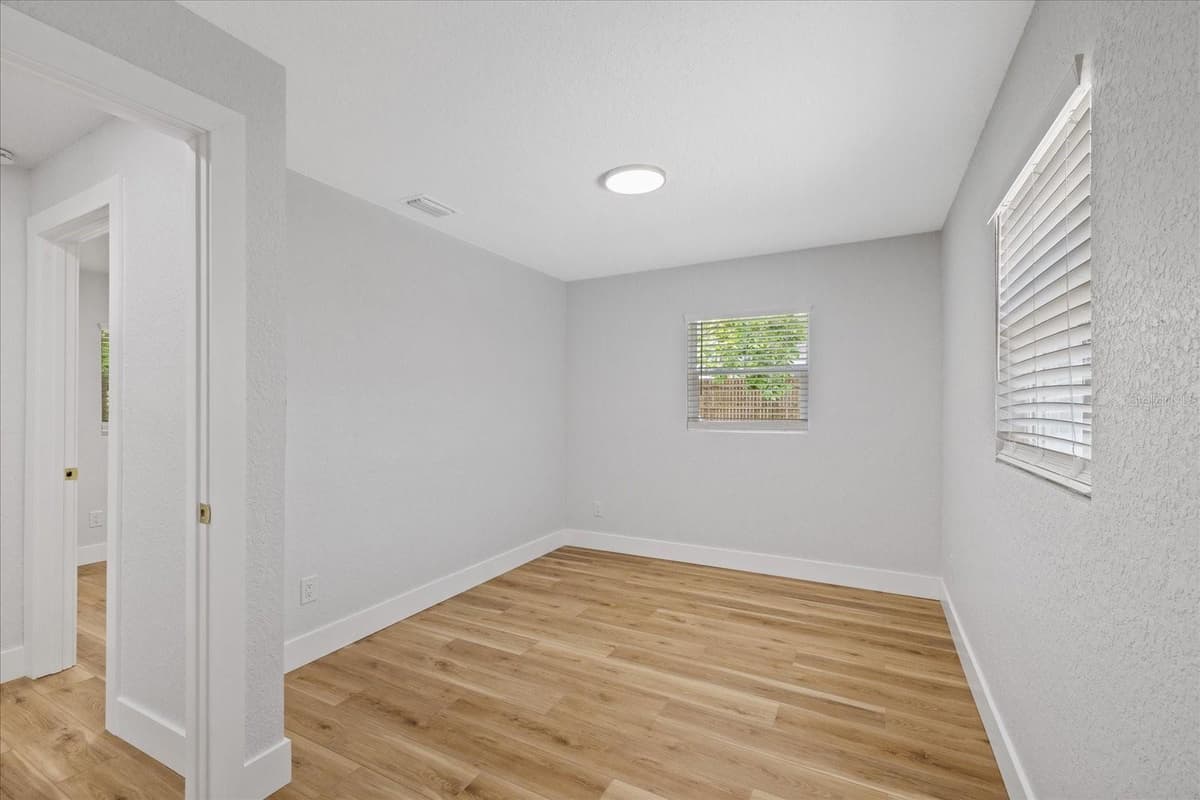 3621 COMANCHE AVENUE — photo 27 of 43