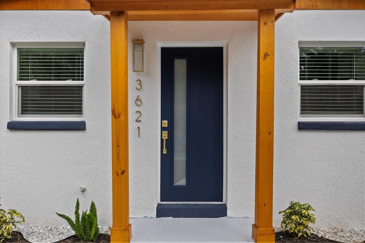 3621 COMANCHE AVENUE — photo 3 of 43