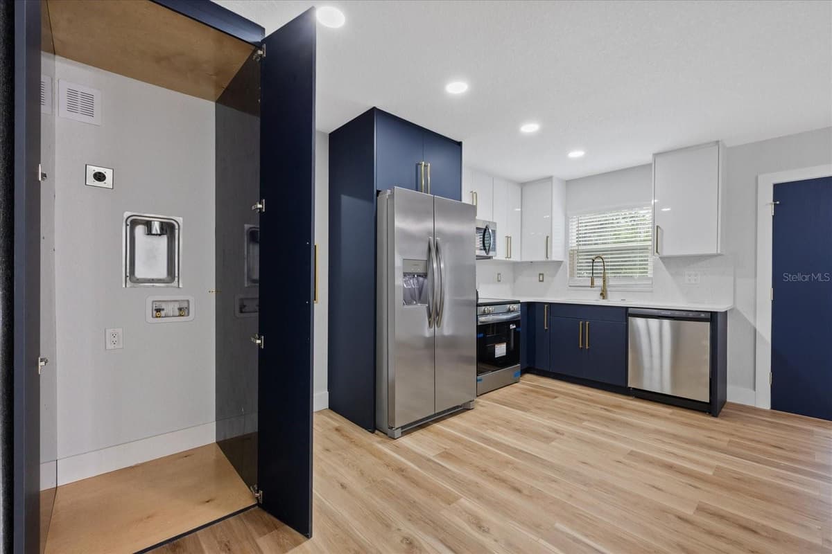 3621 COMANCHE AVENUE — photo 11 of 43