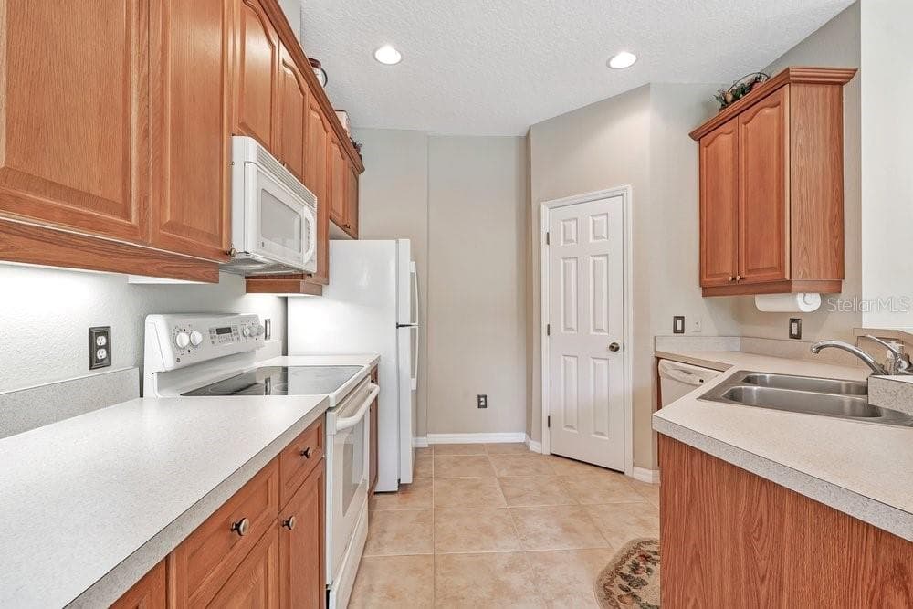 617 PINEBRANCH CIRCLE — photo 10 of 36