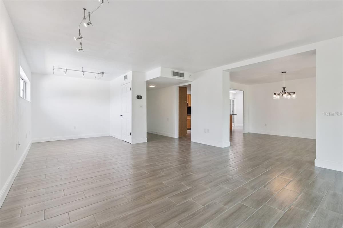 1100 DELANEY AVENUE — photo 3 of 52