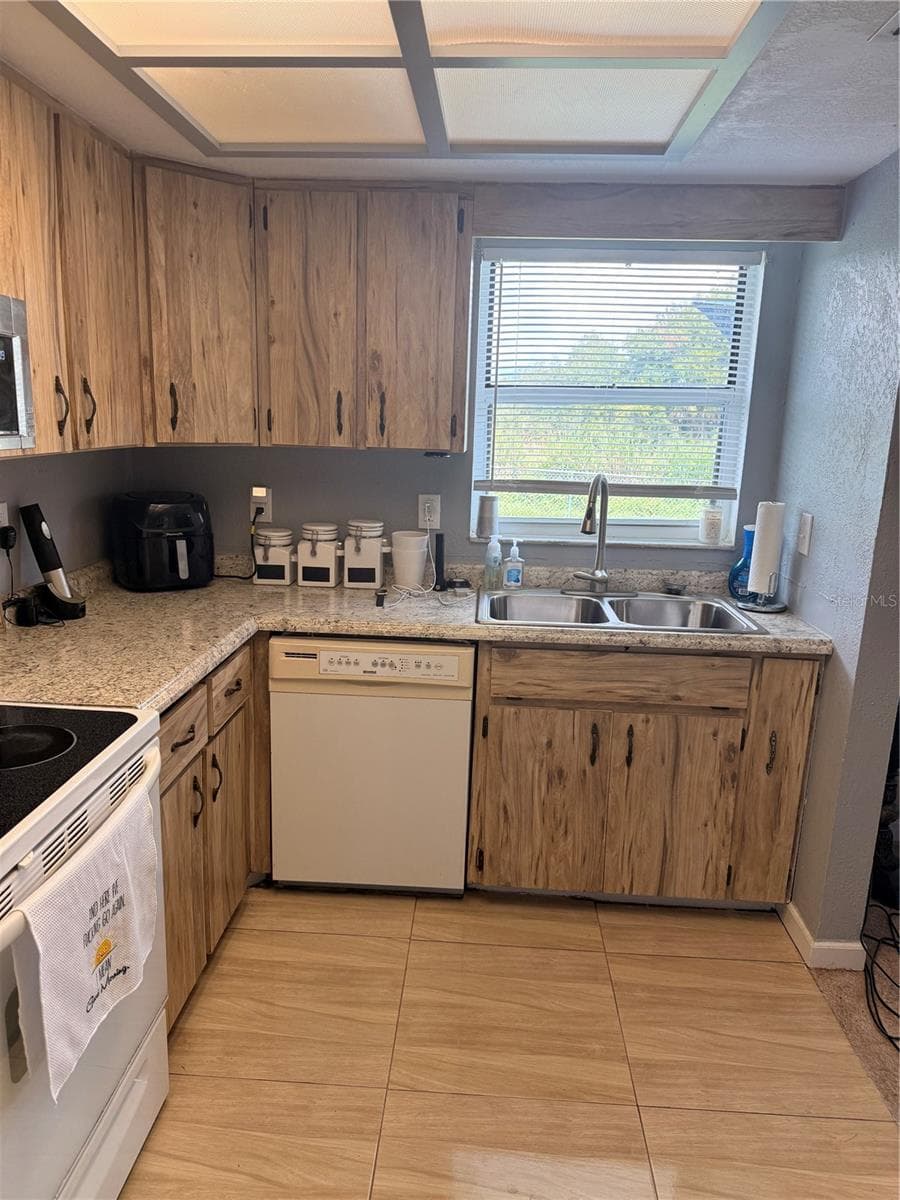 113 WHITE AVENUE — photo 11 of 26