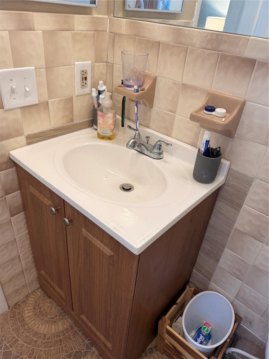 113 WHITE AVENUE — photo 8 of 26
