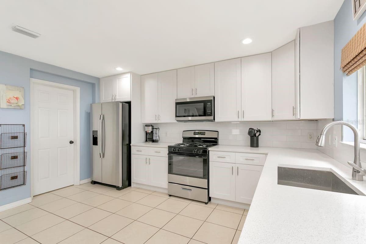 6818 WATERTON DRIVE — photo 13 of 67