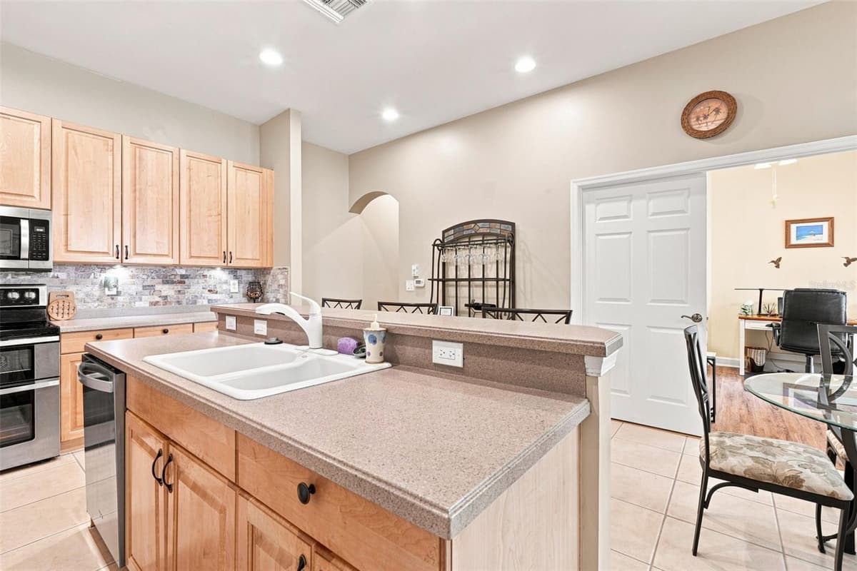13921 BENTLY CIRCLE — photo 28 of 61