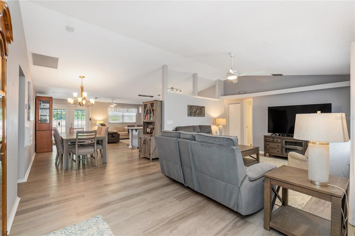 2776 JACOBS STREET — photo 8 of 55