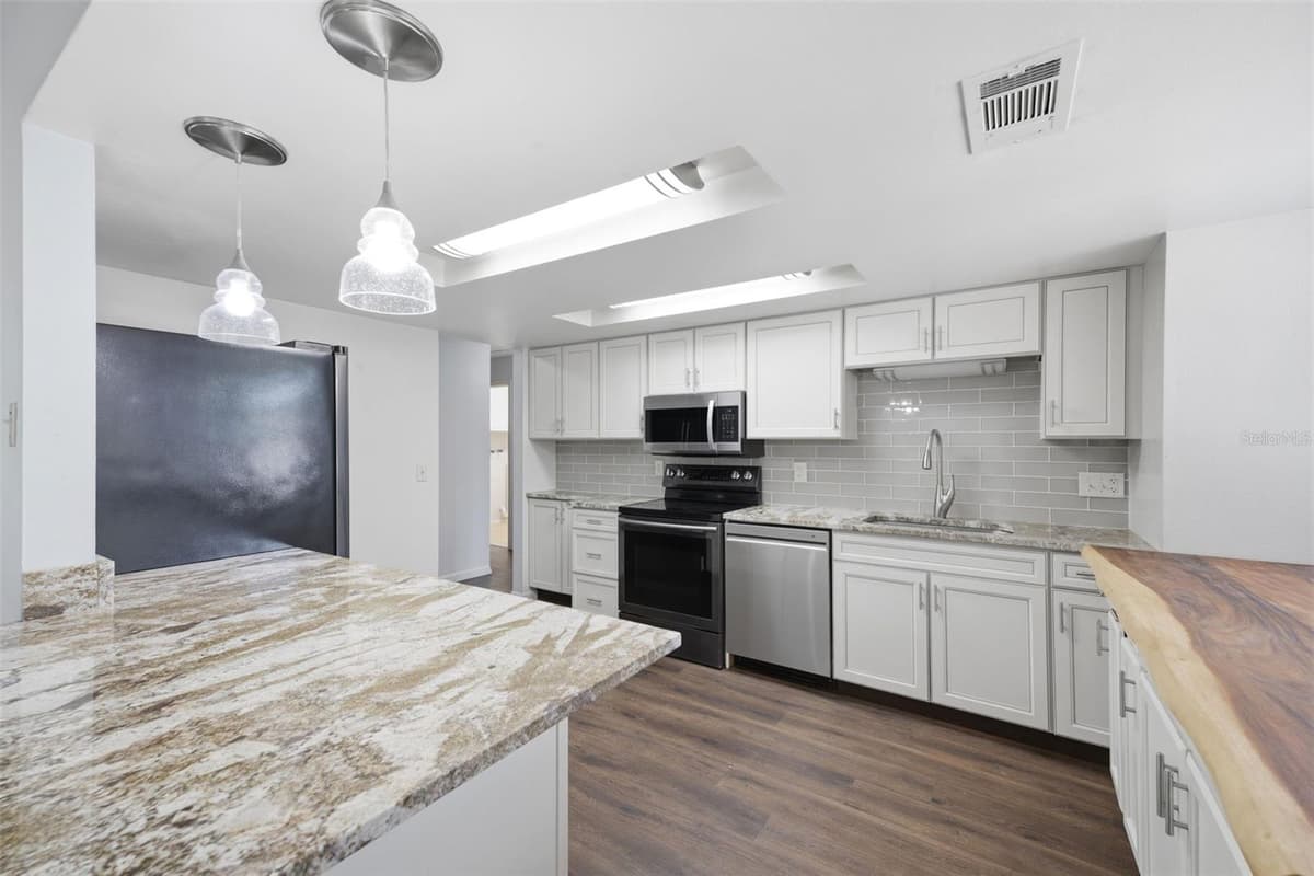 8178 ENGLISH ELM CIRCLE — photo 9 of 36
