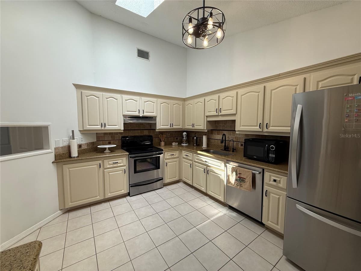 77 CIMMARON DRIVE — photo 19 of 47