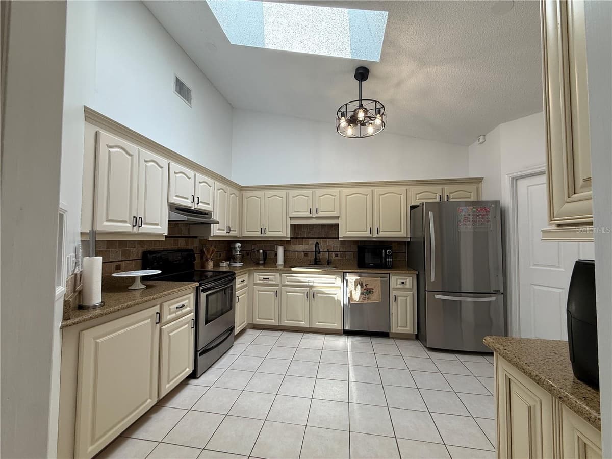 77 CIMMARON DRIVE — photo 20 of 47