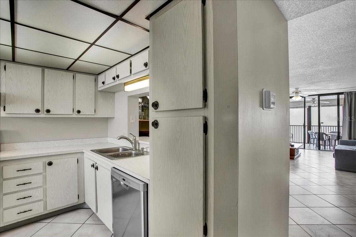 15462 GULF BOULEVARD — photo 17 of 46
