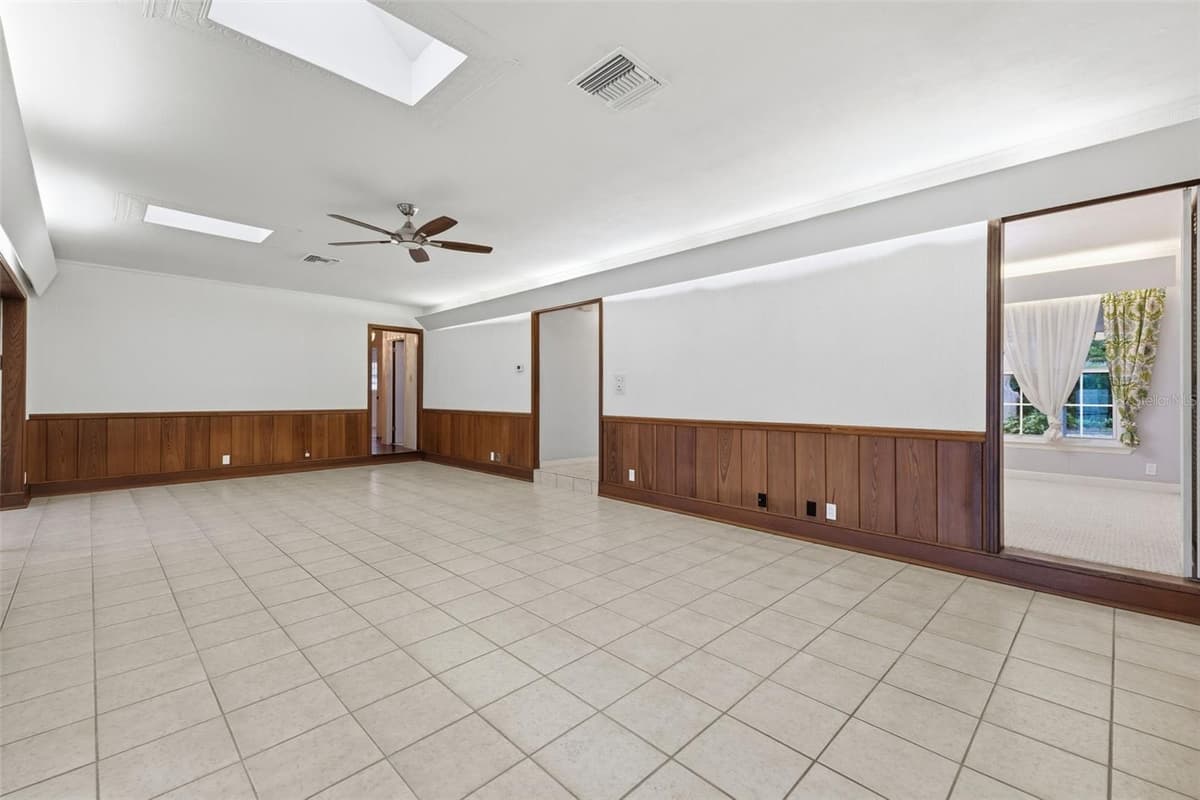 216 INVERNESS AVENUE — photo 10 of 54