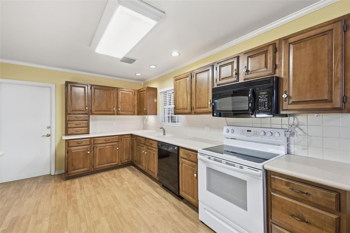 216 INVERNESS AVENUE — photo 16 of 54
