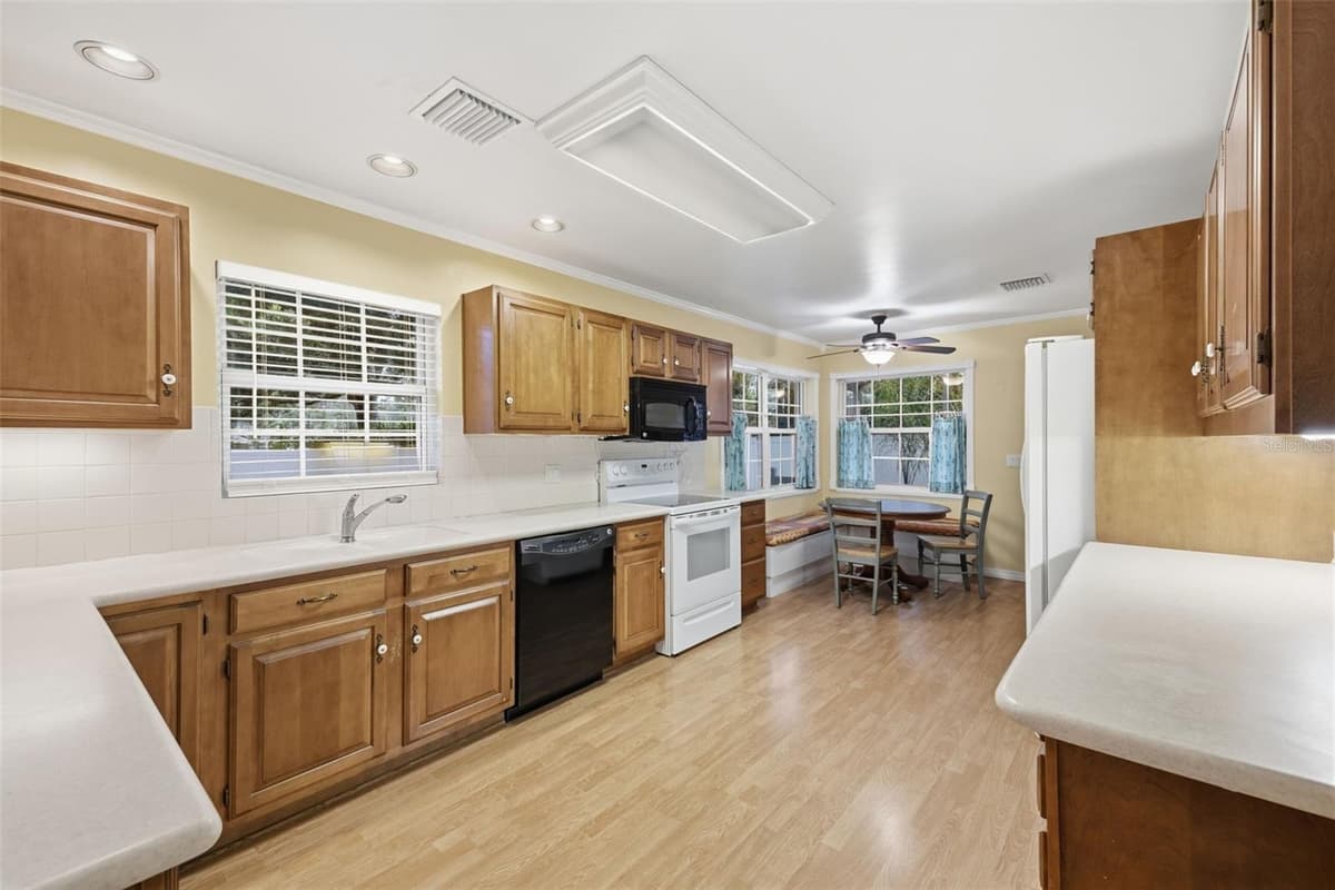 216 INVERNESS AVENUE — photo 13 of 54