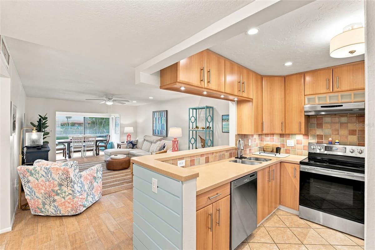 3868 CATALINA DRIVE — photo 3 of 30