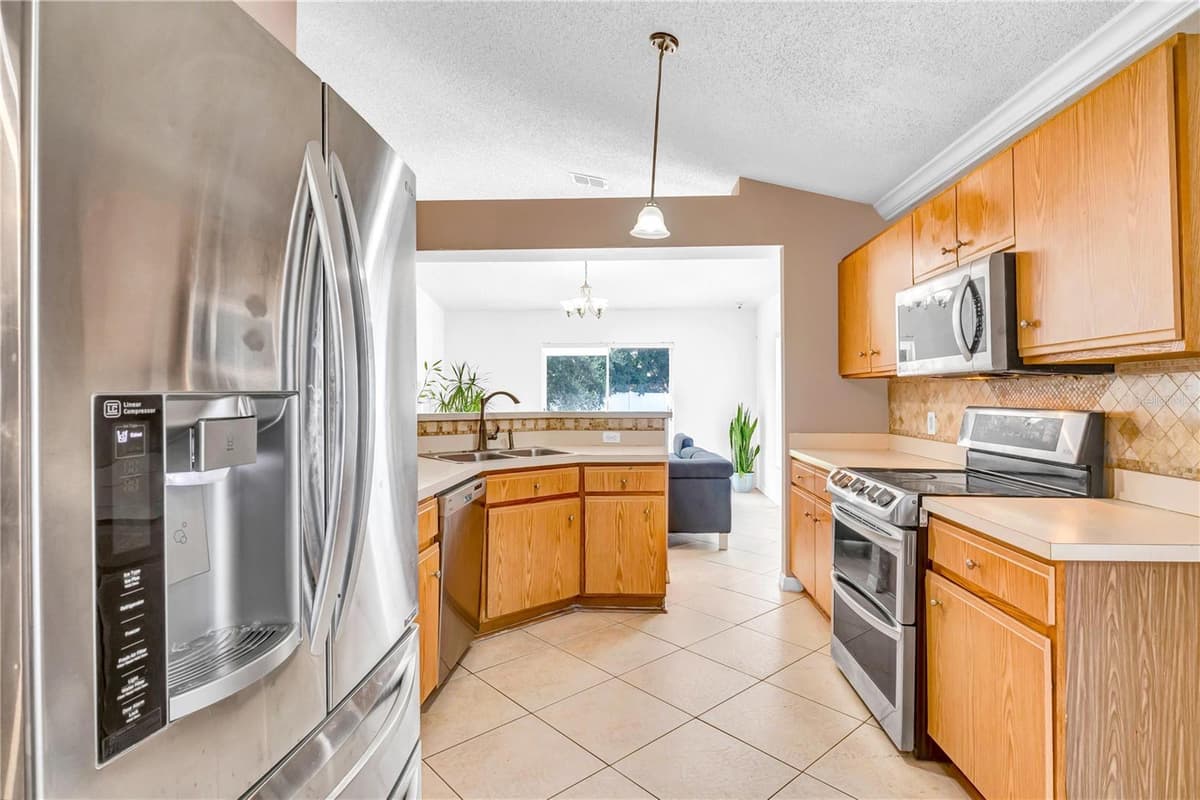 206 GREAT YARMOUTH COURT — photo 11 of 29