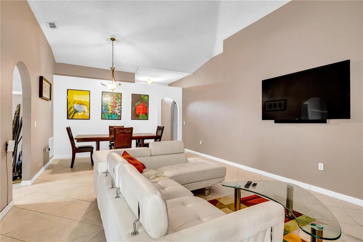 206 GREAT YARMOUTH COURT — photo 4 of 29