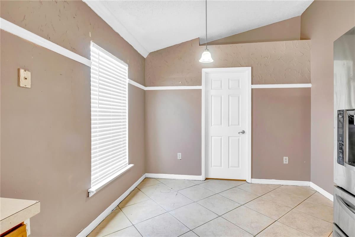 206 GREAT YARMOUTH COURT — photo 12 of 29