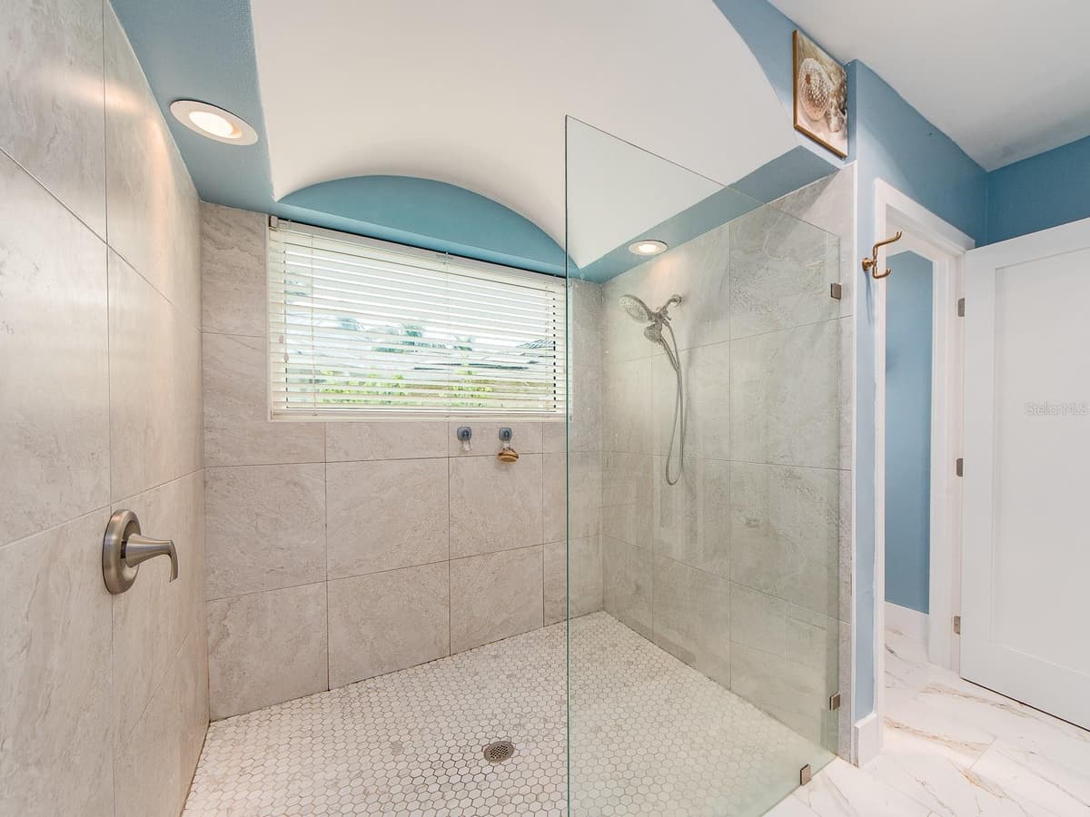 1826 VENETIAN POINT DRIVE — photo 25 of 46