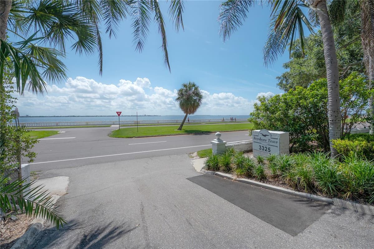 3325 BAYSHORE BOULEVARD — photo 4 of 44