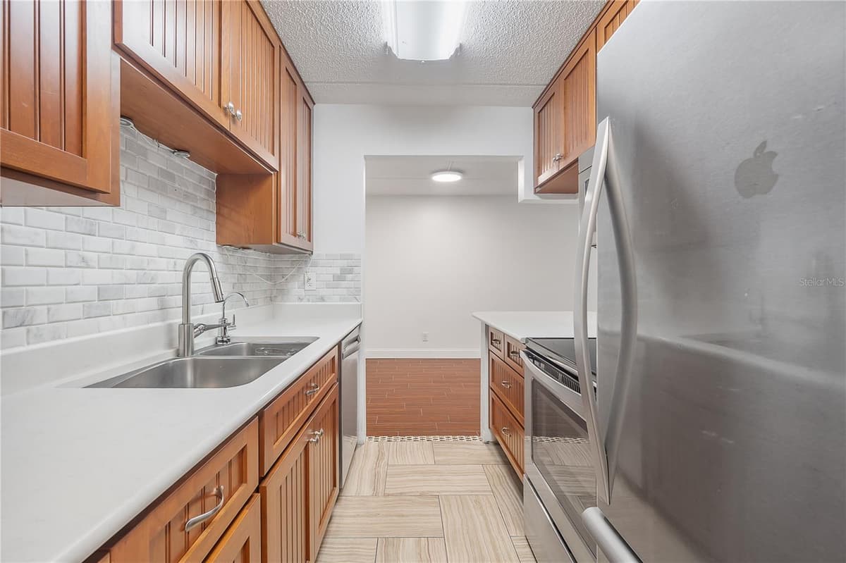 3325 BAYSHORE BOULEVARD — photo 10 of 44
