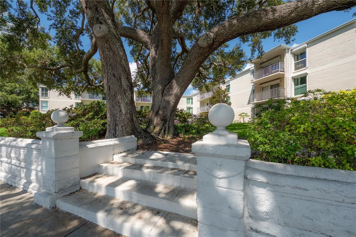 3325 BAYSHORE BOULEVARD — photo 6 of 44