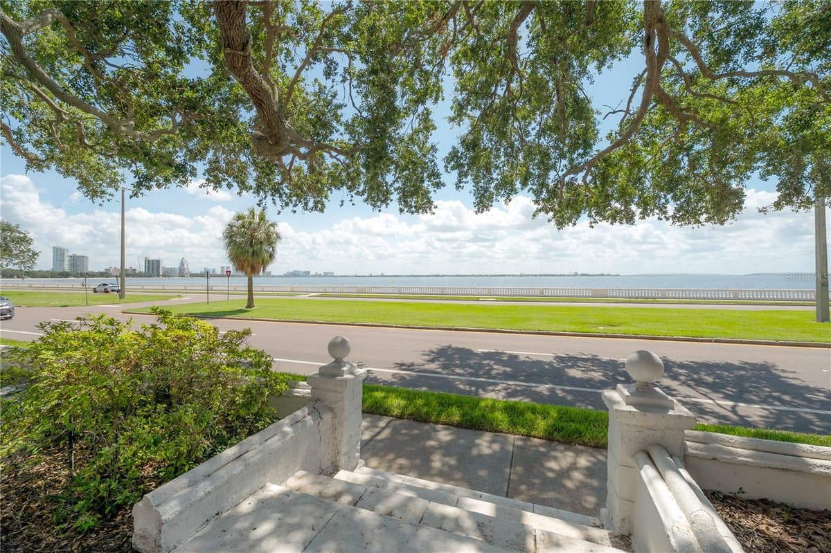 3325 BAYSHORE BOULEVARD — photo 1 of 44