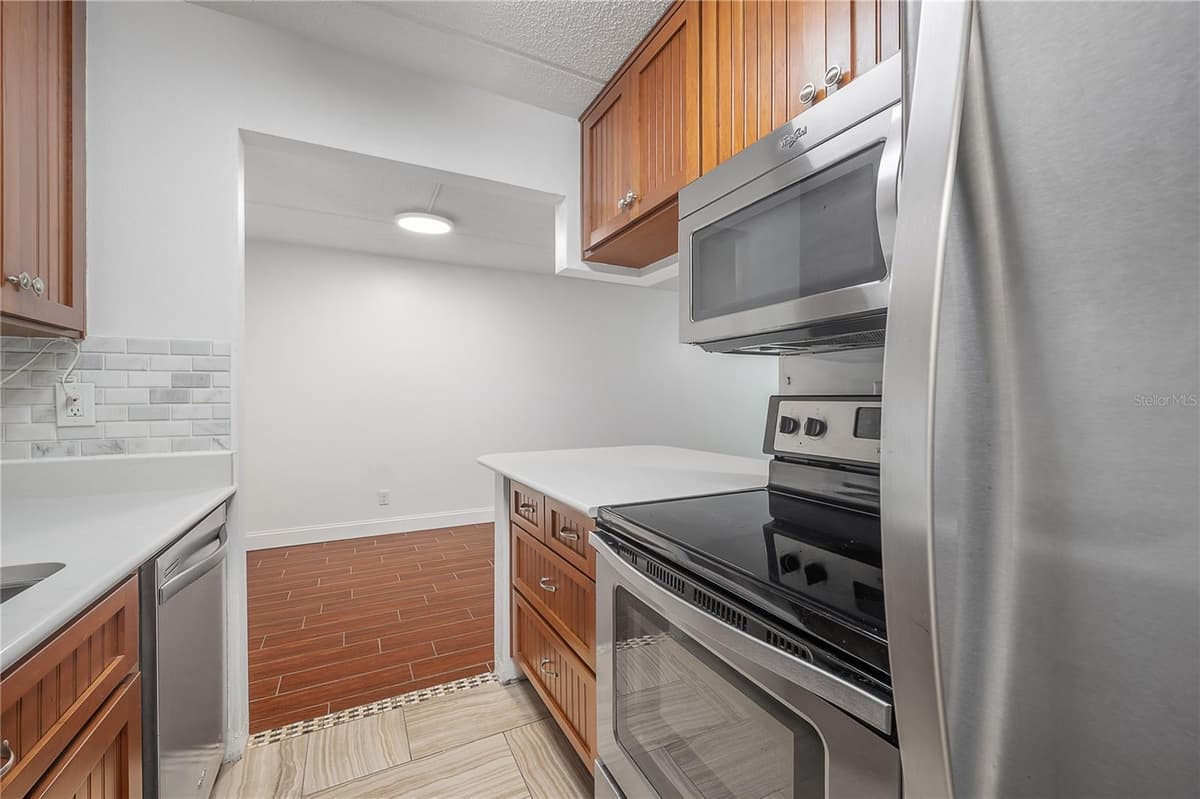3325 BAYSHORE BOULEVARD — photo 9 of 44