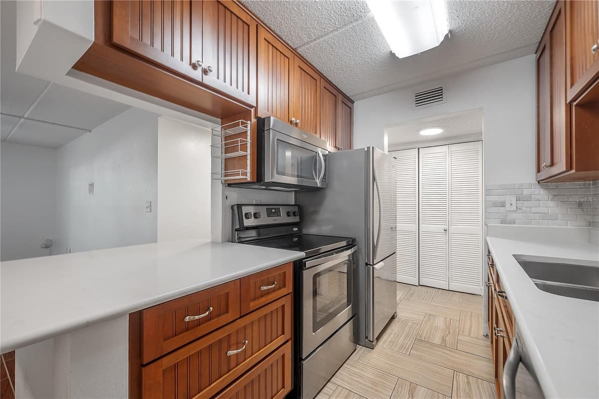 3325 BAYSHORE BOULEVARD — photo 13 of 44