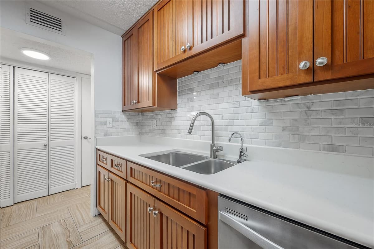 3325 BAYSHORE BOULEVARD — photo 12 of 44