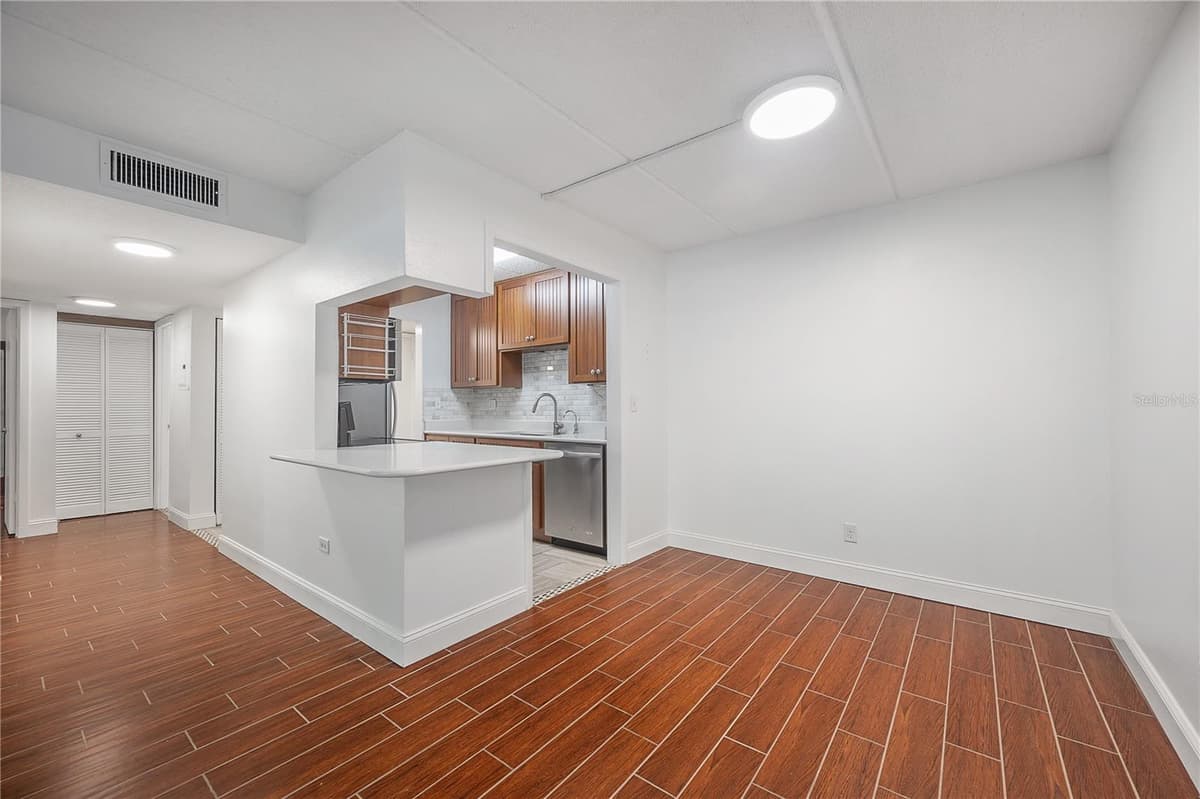 3325 BAYSHORE BOULEVARD — photo 15 of 44