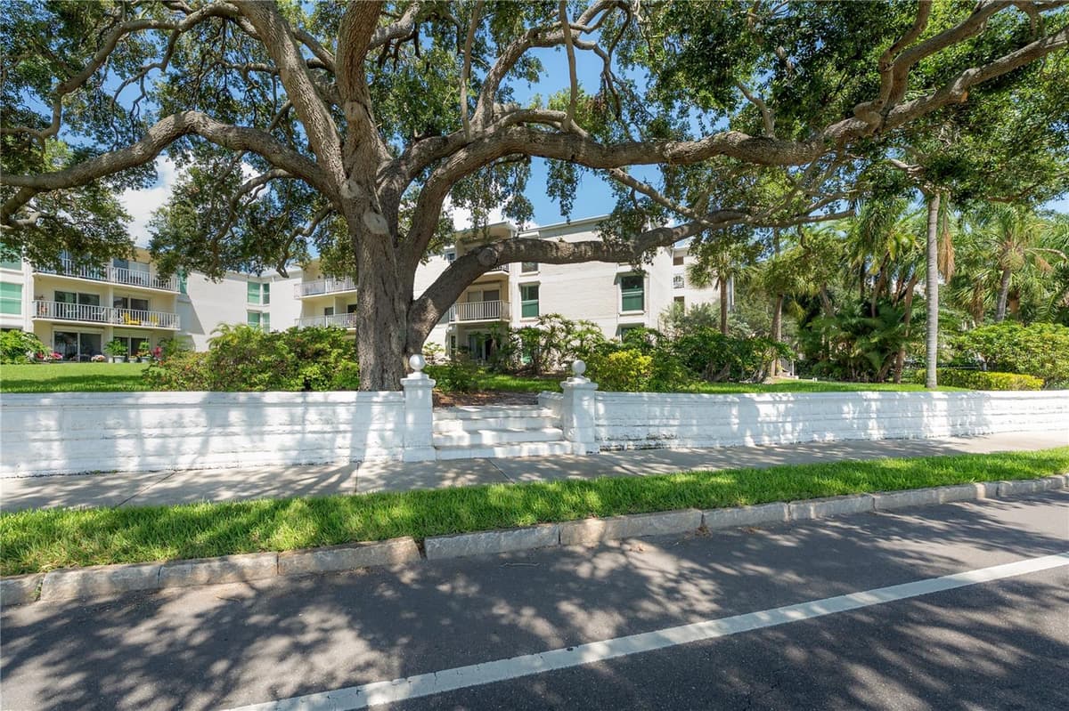 3325 BAYSHORE BOULEVARD — photo 43 of 44