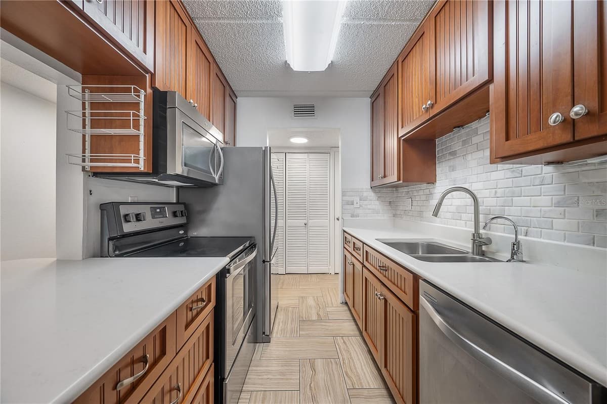 3325 BAYSHORE BOULEVARD — photo 11 of 44