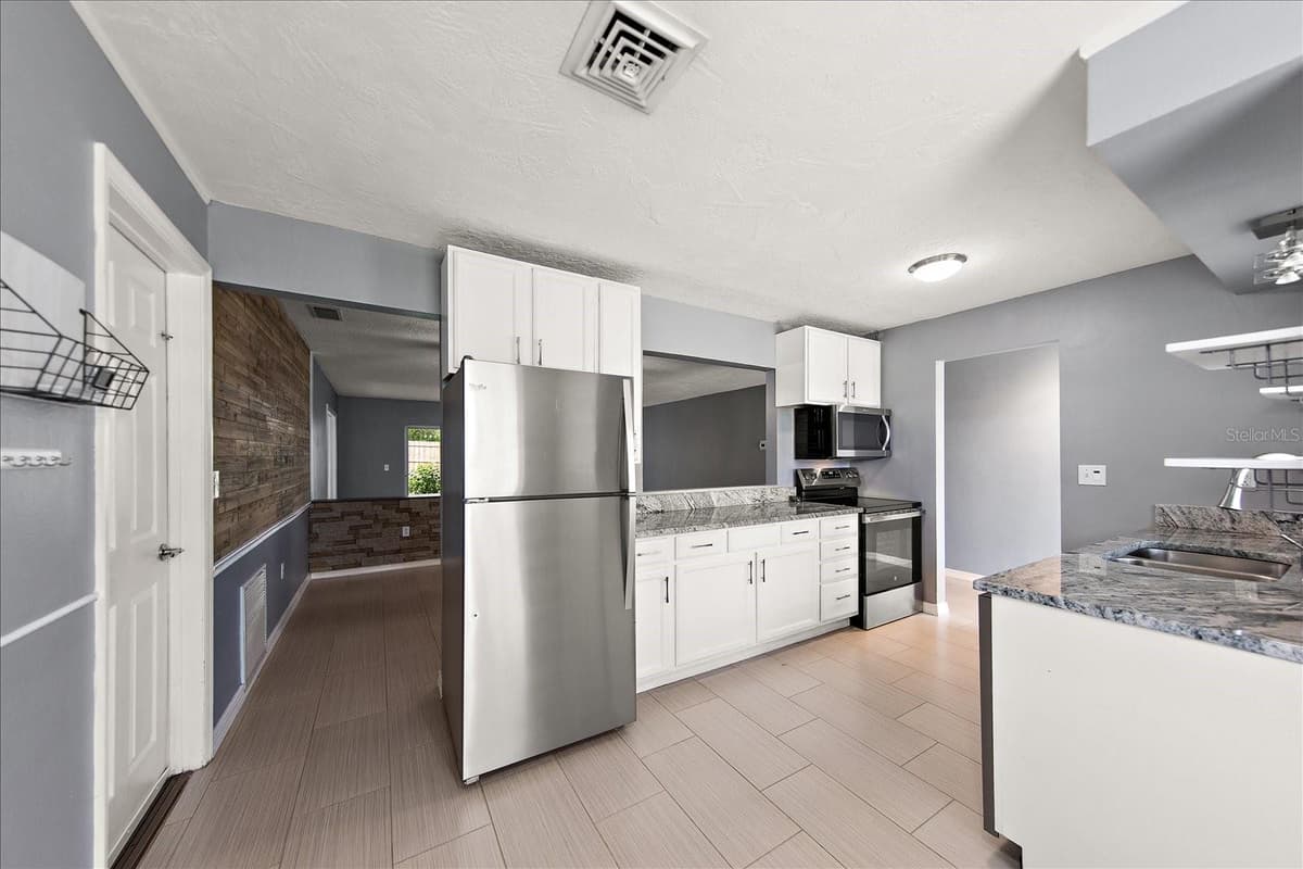 208 TALLEY DRIVE — photo 10 of 26
