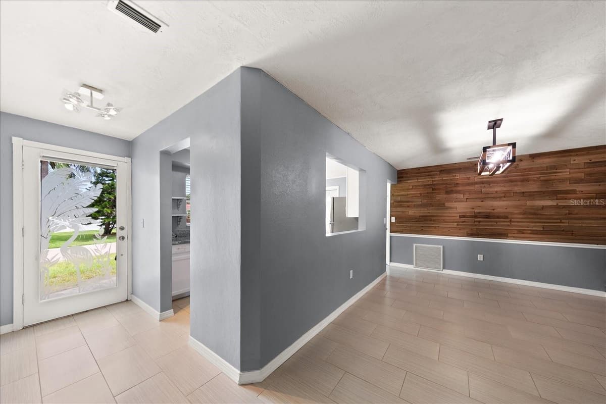 208 TALLEY DRIVE — photo 6 of 26