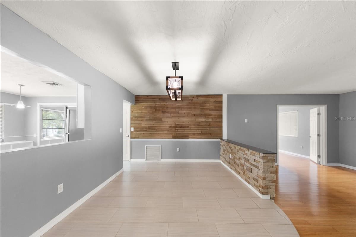 208 TALLEY DRIVE — photo 5 of 26