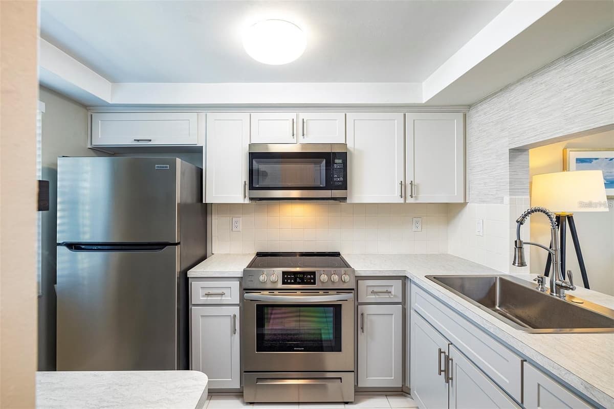 4122 HAMPTON DRIVE — photo 8 of 44