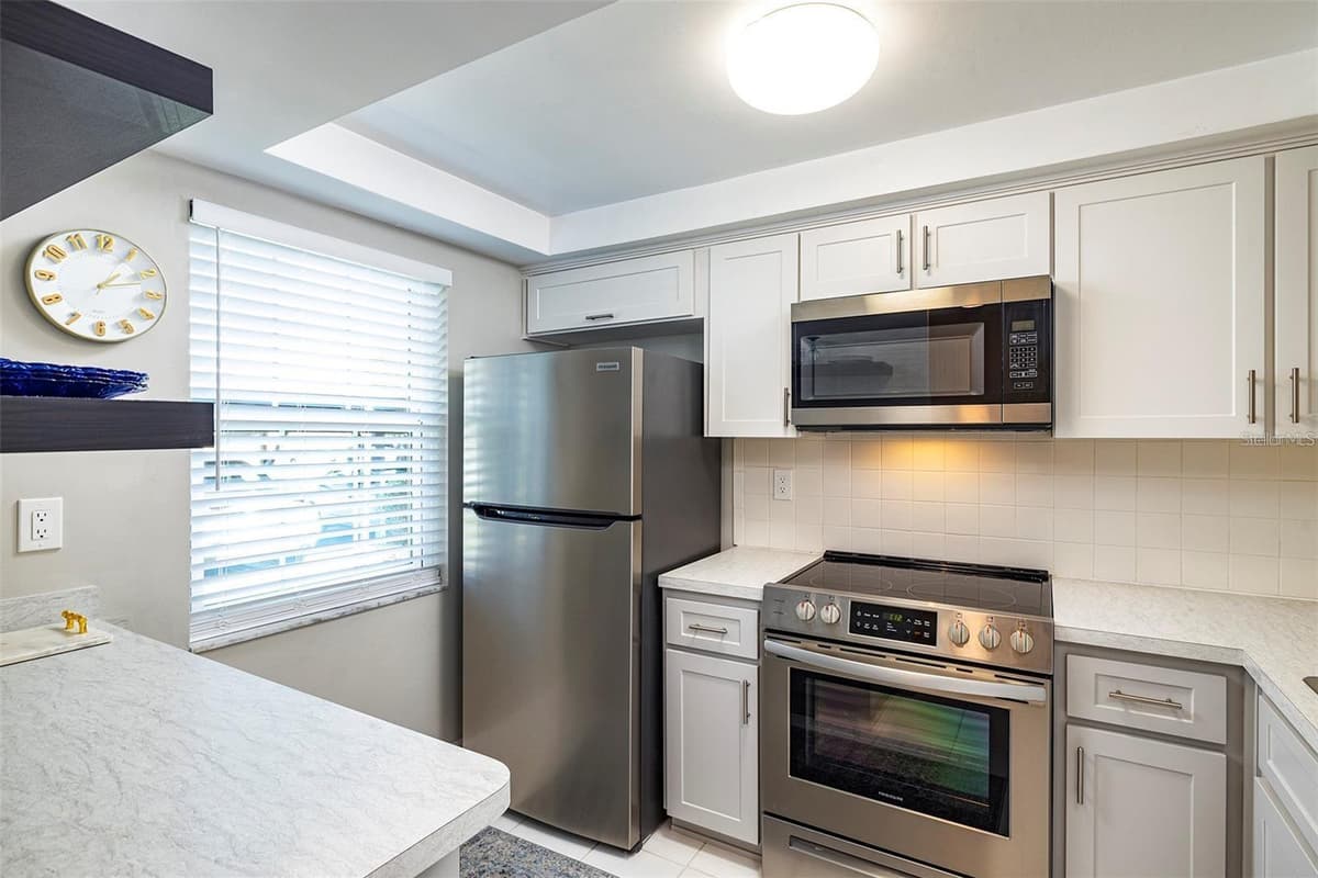 4122 HAMPTON DRIVE — photo 9 of 44