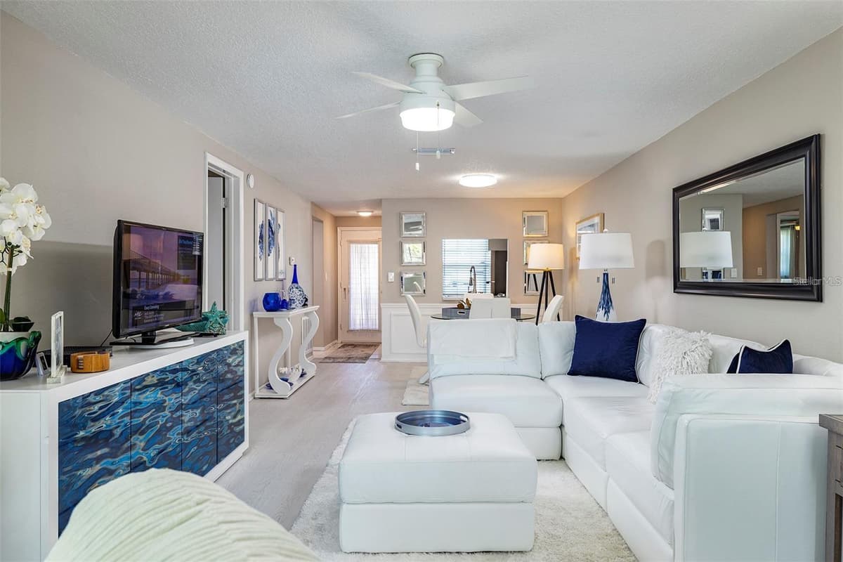4122 HAMPTON DRIVE — photo 16 of 44