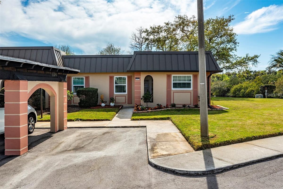 4122 HAMPTON DRIVE — photo 5 of 44