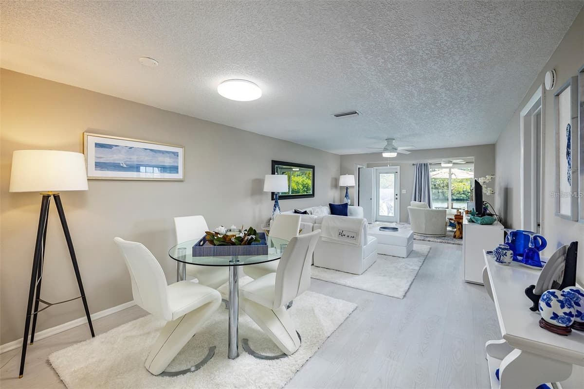 4122 HAMPTON DRIVE — photo 12 of 44