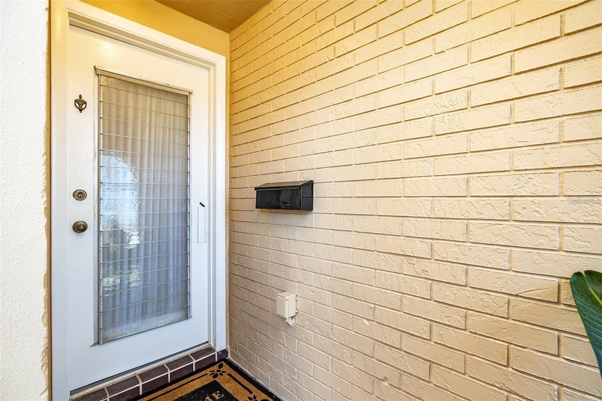 4122 HAMPTON DRIVE — photo 4 of 44