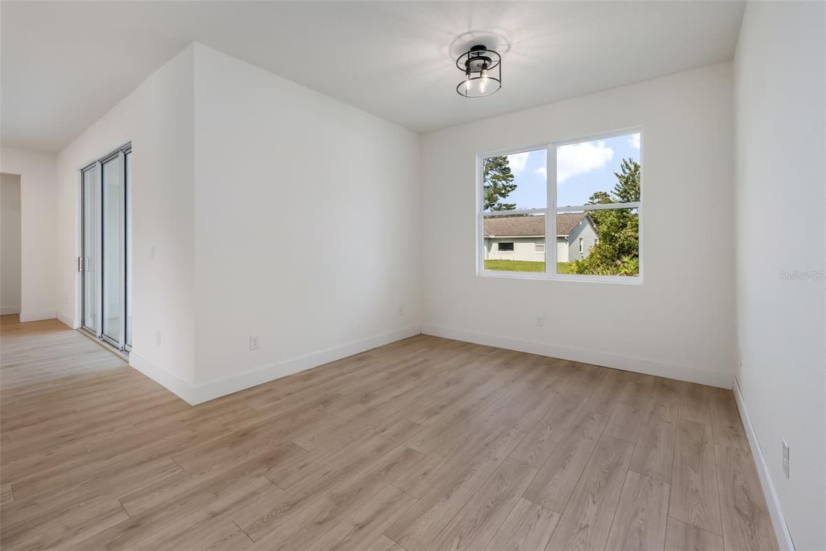 36 BURNSIDE DRIVE — photo 13 of 42