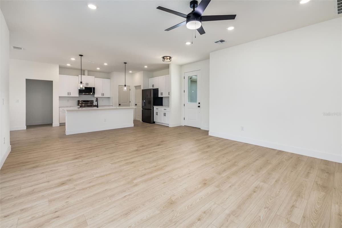36 BURNSIDE DRIVE — photo 9 of 42