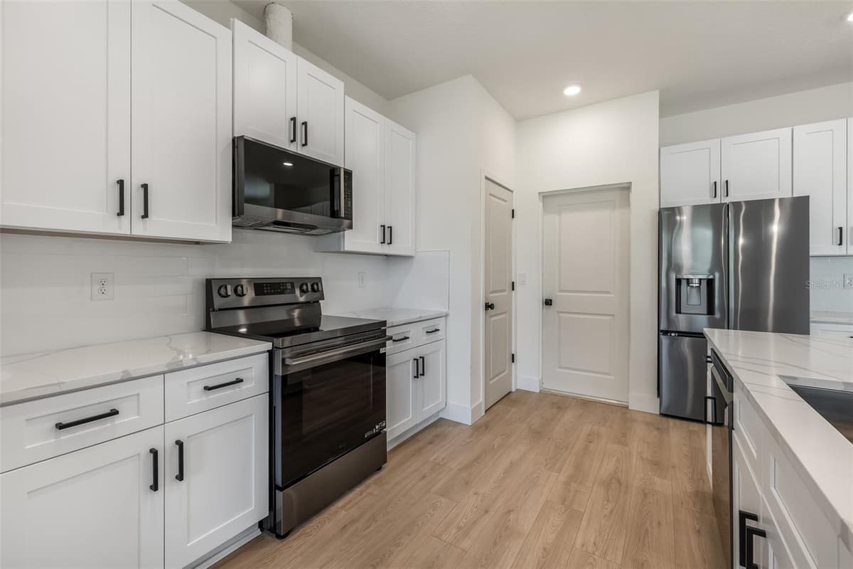 36 BURNSIDE DRIVE — photo 7 of 42