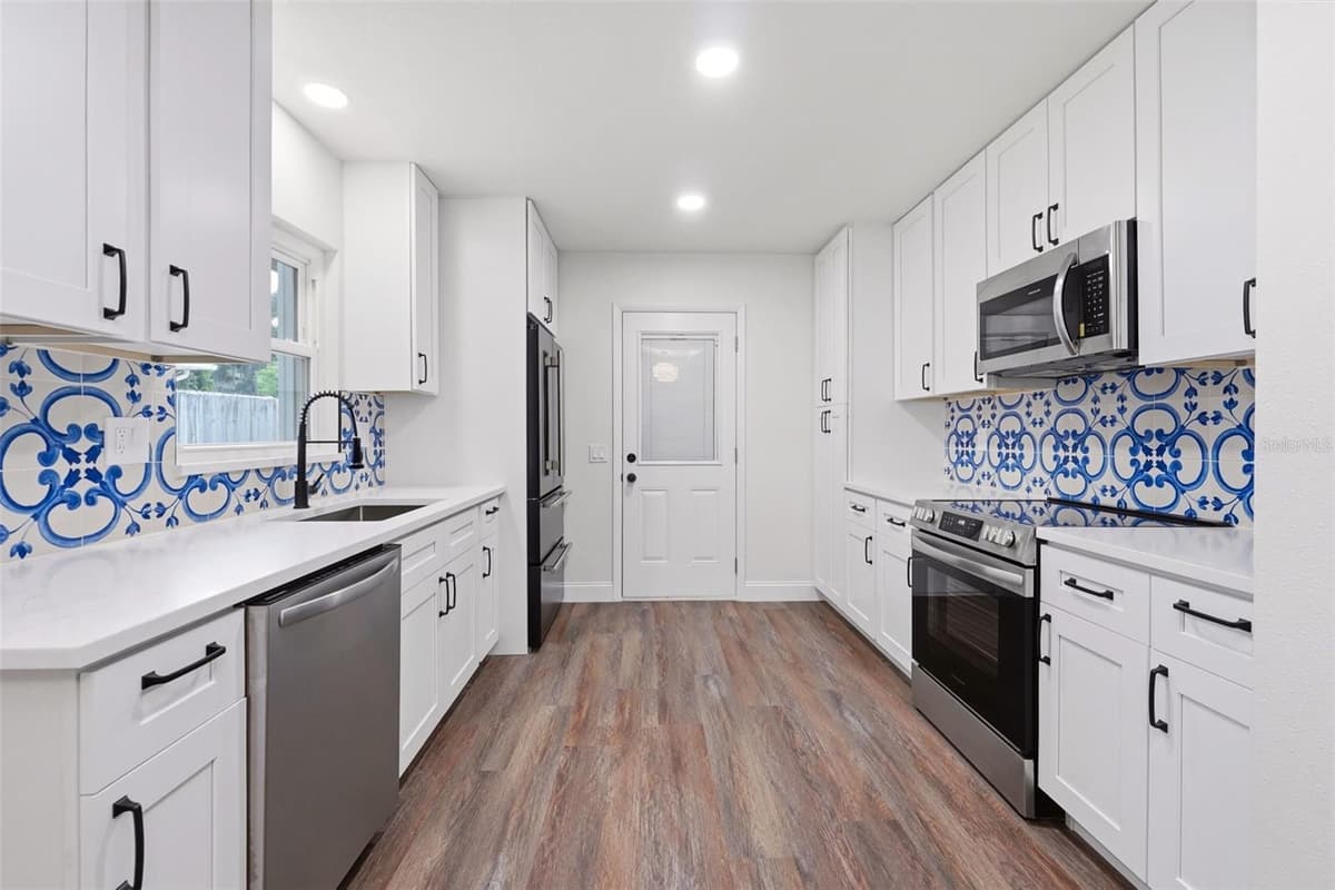 205 WHITMAN ROAD — photo 7 of 22