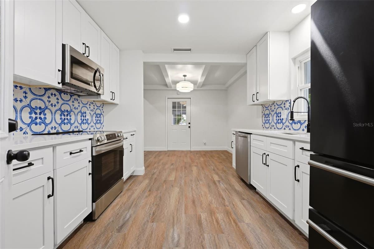 205 WHITMAN ROAD — photo 9 of 22