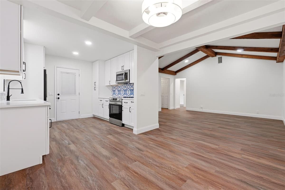 205 WHITMAN ROAD — photo 6 of 22