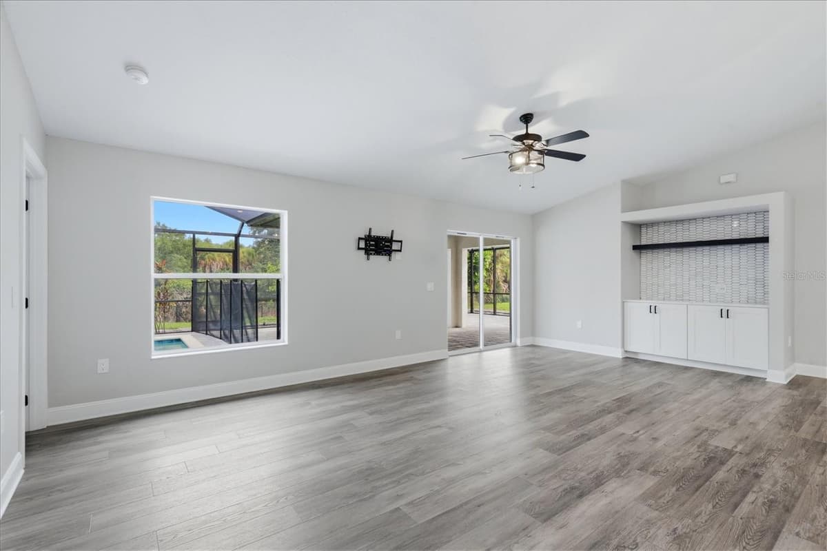 281 PEMBROKE DRIVE — photo 8 of 53